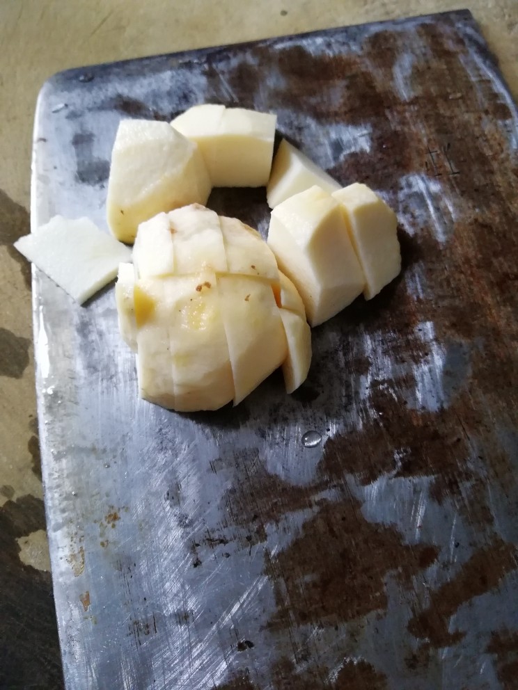 香菇芋头莲子红枣排骨汤,芋头切块