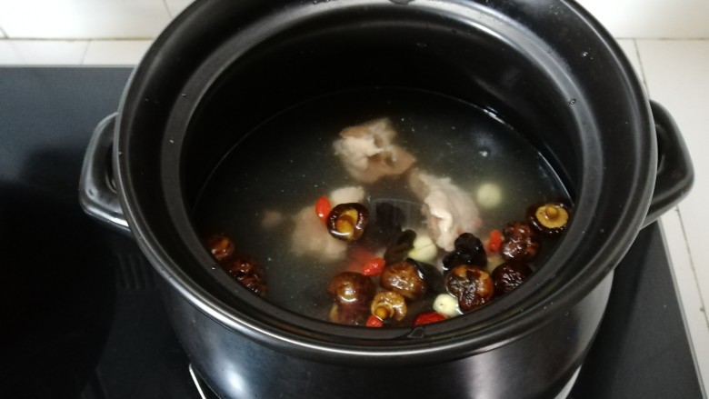 香菇芋头莲子红枣排骨汤,香菇黑木耳等去水倒入