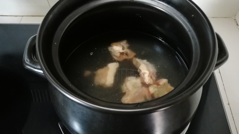 香菇芋头莲子红枣排骨汤,排骨倒进去