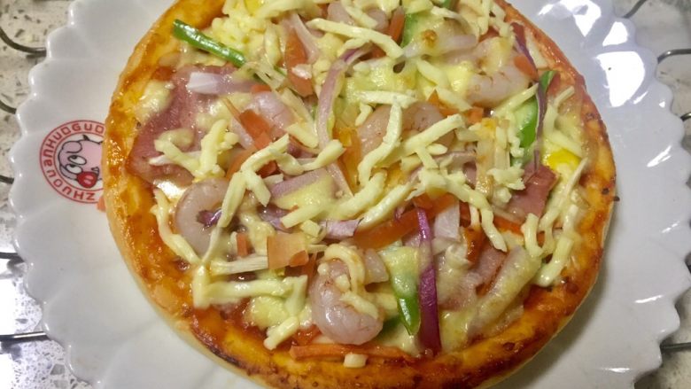 披萨~不一样的重奶酪拉丝披萨,接着再取10克奶酪放在披萨面上继续烤5分钟