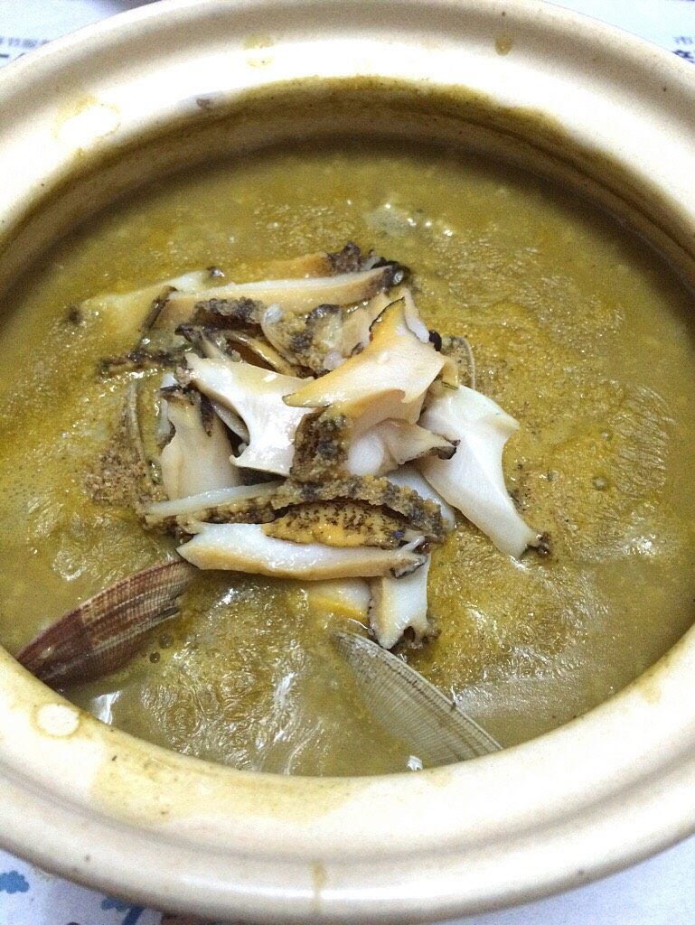 鲍鱼蛤蜊粥,最后将鲍鱼切片调味即可。