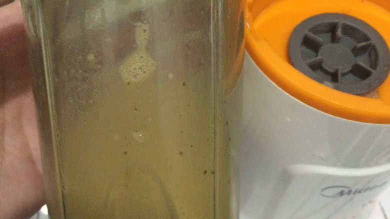鲍鱼蛤蜊粥,鲍鱼肝倒入料理机里加些许水打碎。