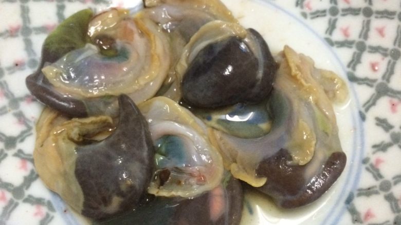 鲍鱼蛤蜊粥,将鲍鱼去壳后，取出鲍鱼肝备用。