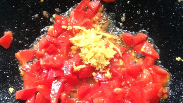 西红柿鸡蛋面,番茄切粒加姜蓉翻炒溶出酱汁。