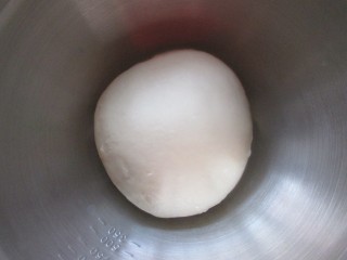 心形蔓越莓餐包,加入黄油揉出手套膜后静置发酵约1-2小时。