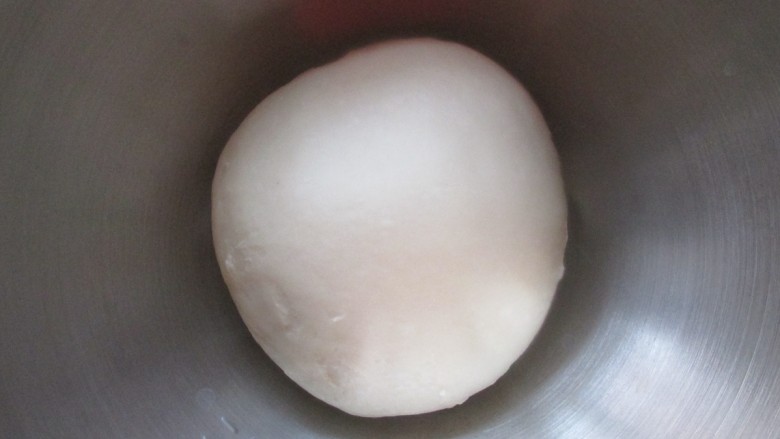心形蔓越莓餐包,加入黄油揉出手套膜后静置发酵约1-2小时。