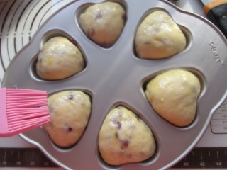 心形蔓越莓餐包,发酵成两倍大，刷上蛋液。