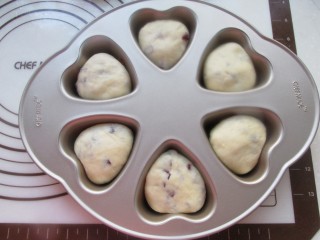 心形蔓越莓餐包,放入模具进行二次发酵。