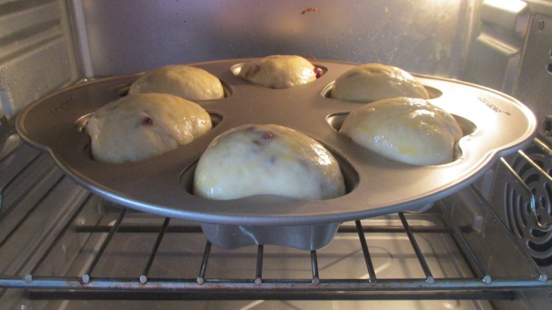 心形蔓越莓餐包,入烤箱180度20分钟即可。