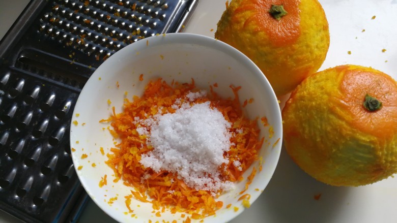 橙香红茶芋头磅蛋糕,用刨子把橙子的外皮刨下来，切记不要刨到白色的那层，然后加入10克白糖腌制一下。
