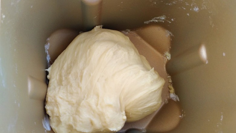 淡奶油小面包,将所有材料放入面包机中，启动搅拌键