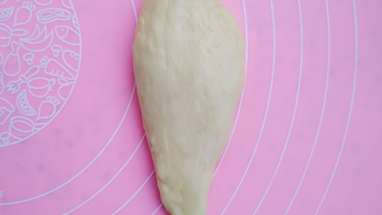 淡奶油小面包,取一份面团整理成长三角型