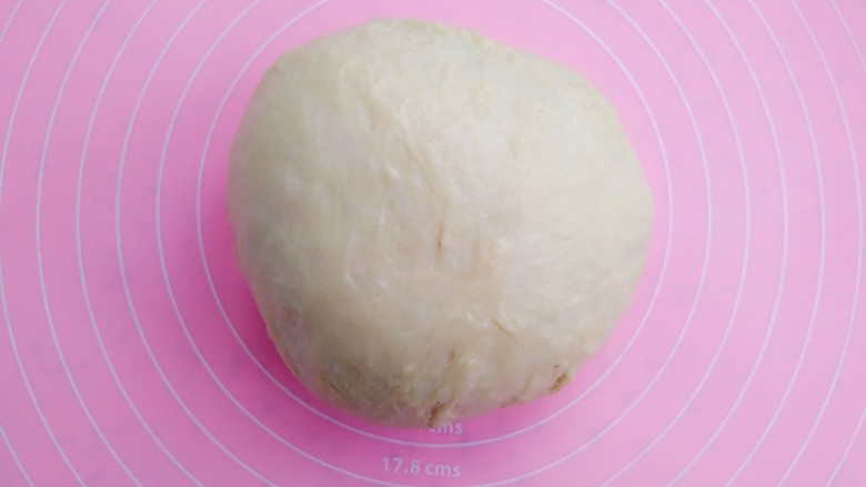 淡奶油小面包,取出发酵好的面团按揉排气