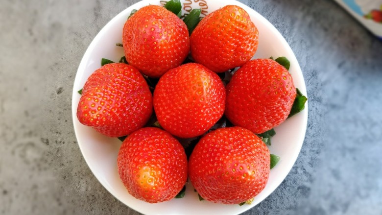 草莓裸蛋糕,红红的大<a style='color:red;display:inline-block;' href='/shicai/ 592'>草莓</a>，看着就流口水