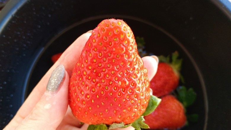 草莓裸蛋糕,将草莓用碗水泡洗干净