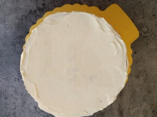 草莓裸蛋糕,在表面抹一层奶油