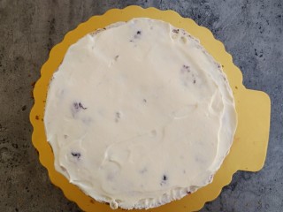 草莓裸蛋糕,再抹上一层奶油