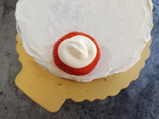 草莓裸蛋糕,草莓底部放在蛋糕上，再挤上一圈奶油