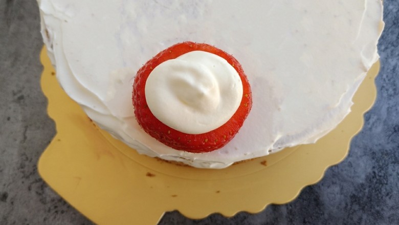 草莓裸蛋糕,草莓底部放在蛋糕上，再挤上一圈奶油