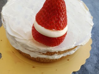 草莓裸蛋糕,盖上草莓盖