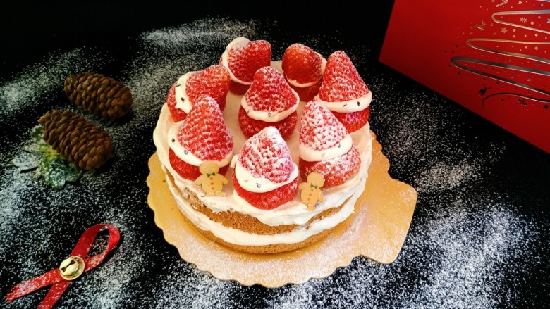 草莓裸蛋糕,最后用<a style='color:red;display:inline-block;' href='/shicai/ 668'>黑芝麻</a>做眼睛，在表面筛上一层糖粉就好