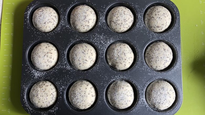 奇亚籽无糖小面包,发酵好的面团基本满模，筛上一层薄薄的高筋面粉