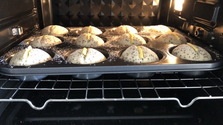 奇亚籽无糖小面包,烤箱提前预热，上火160度，下火170度，烤25分钟