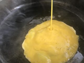 蒜苔炒蛋,倒入鸡蛋液