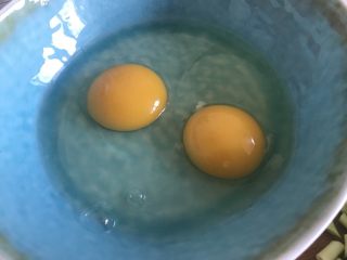 蒜苔炒蛋,两个鸡蛋打入碗里