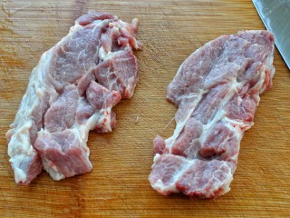 蜜汁叉烧肉,梅花肉洗净后用厨房纸擦干水分，然后切成约两厘米厚的片状