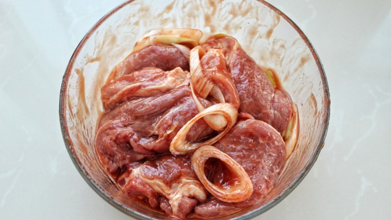 蜜汁叉烧肉,用手抓拌均匀按摩一会，也可以用牙签在肉上扎一些小眼方便入味
