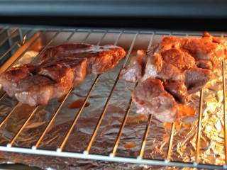蜜汁叉烧肉,烤箱上下火180度预热，将烤网放到中层烤约20分钟