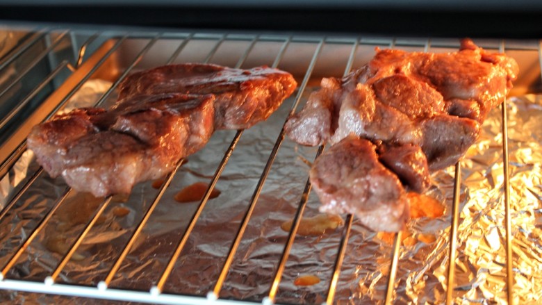 蜜汁叉烧肉,烤箱上下火180度预热，将烤网放到中层烤约20分钟