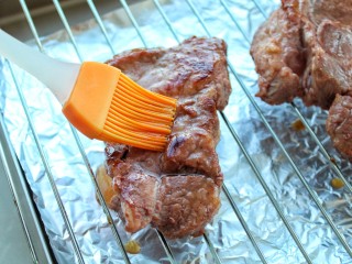 蜜汁叉烧肉,将煎好的肉放到烤网上，取少许腌肉的酱汁和蜂蜜混合均匀，轻轻的刷到肉上