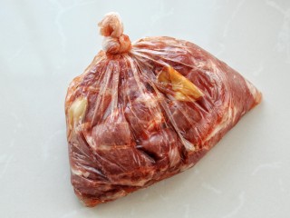 蜜汁叉烧肉,然后将肉装进保鲜袋扎紧袋口，放进冰箱冷藏室腌制24小时以上，中途可以隔着保鲜袋再按摩几次