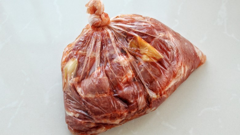 蜜汁叉烧肉,然后将肉装进保鲜袋扎紧袋口，放进冰箱冷藏室腌制24小时以上，中途可以隔着保鲜袋再按摩几次
