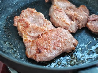 蜜汁叉烧肉,将腌制好的肉放进无油的平底锅里，中小火煎至肉的表面呈焦黄状