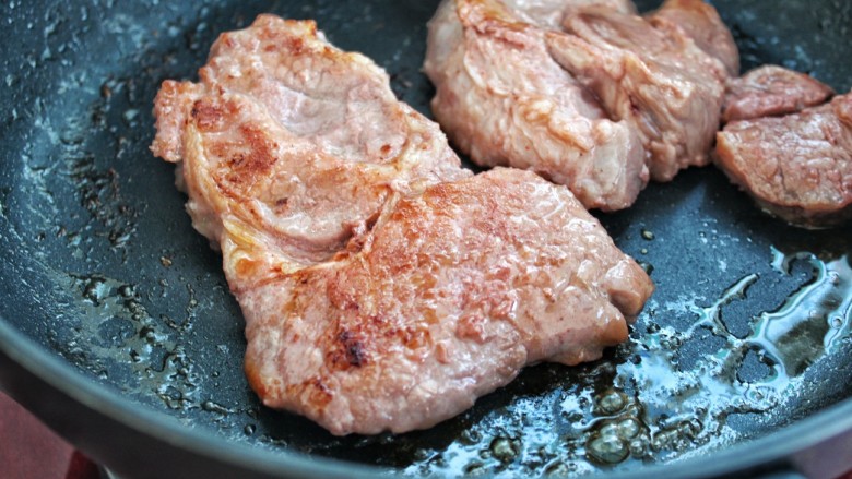 蜜汁叉烧肉,将腌制好的肉放进无油的平底锅里，中小火煎至肉的表面呈焦黄状
