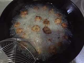 香炸萝卜丸,油锅烧热，很热 ，放入丸子复炸一次，不关火快速捞出沥干油