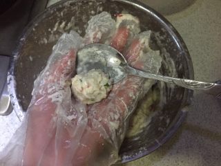 香炸萝卜丸,油锅烧至六成热时，下丸子，用勺子挖成团