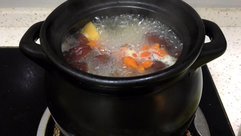 浓郁蜜梨红枣养颜汤,继续熬煮，加入苟记小火炖十分钟