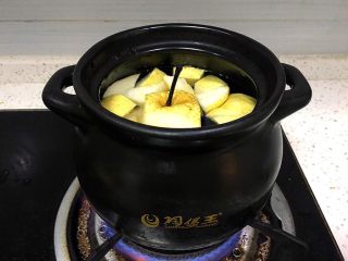 浓郁蜜梨红枣养颜汤,将切好的梨放入煲中，小火炖半小时