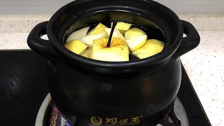 浓郁蜜梨红枣养颜汤,将切好的梨放入煲中，小火炖半小时