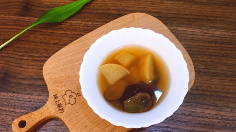 浓郁蜜梨红枣养颜汤,将熬好的梨用碗装起来，浓郁蜜梨汤香甜可口。