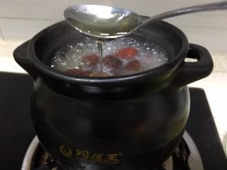 浓郁蜜梨红枣养颜汤,小火继续熬煮至红枣变色加入一勺蜂蜜