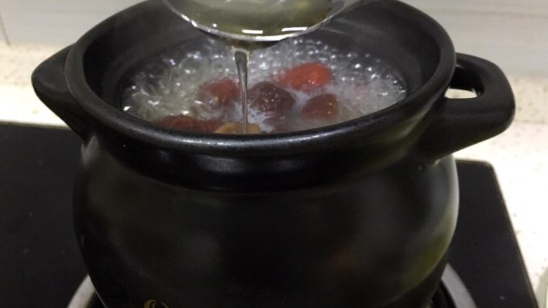 浓郁蜜梨红枣养颜汤,小火继续熬煮至红枣变色加入一勺蜂蜜