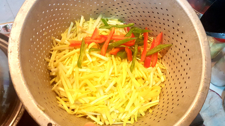 快手菜=>韭黄肥牛,放入韭黄，红辣椒，青辣椒。
