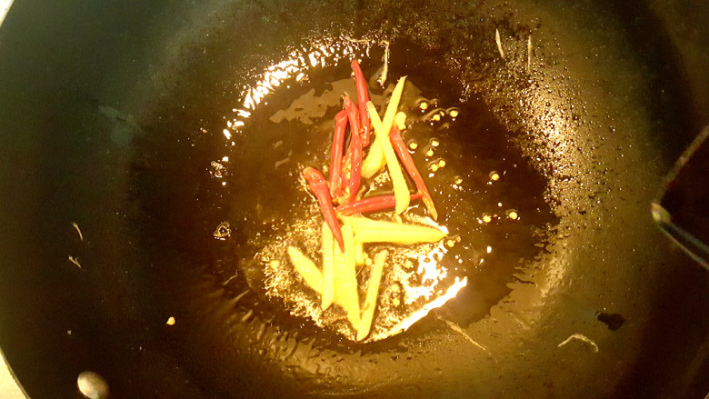 太湖白米虾,锅中放油，放入生姜，辣椒，翻炒几下。
