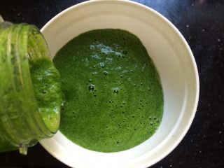 冬天的一抹绿~菠菜蛋饼,打好菠菜汁倒入碗中