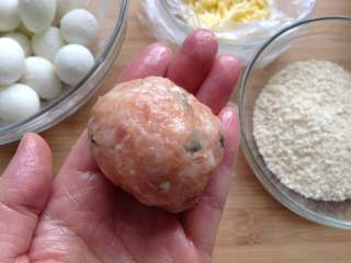苏格兰蛋,将鹌鹑蛋包裹起来，并整理成椭圆形的肉丸
